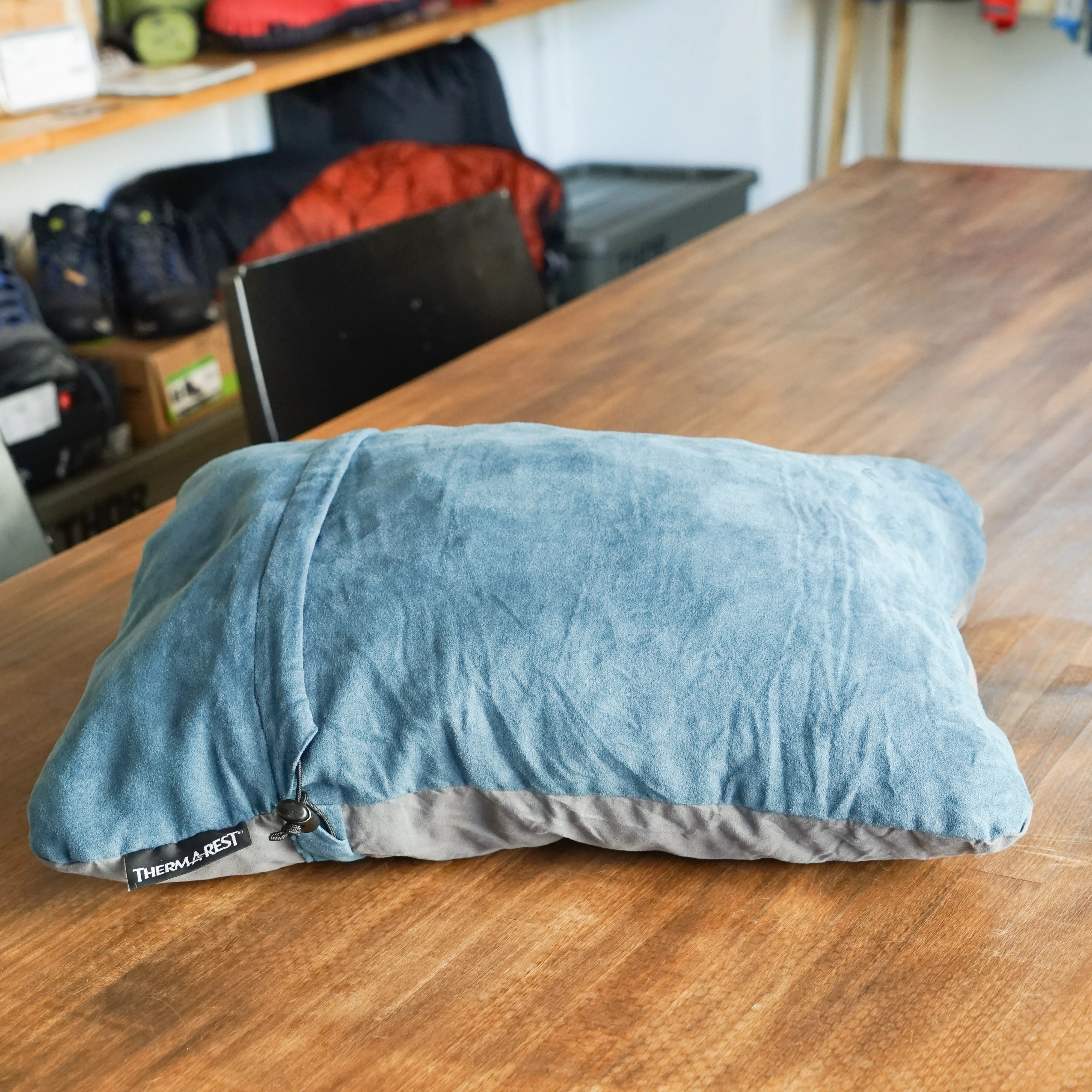 コンプレッシブルピロー COMPRESSIBLE PILLOW | THERMAREST(サーマレスト)